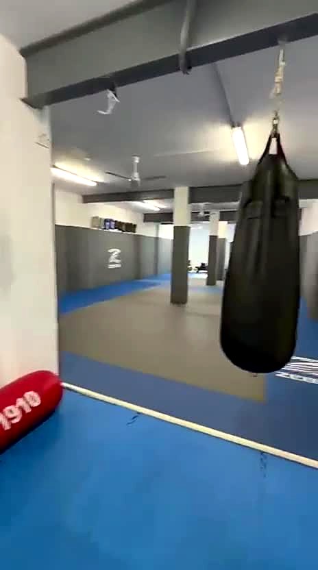 Zona de entrenamiento con saco de boxeo en La Forja
